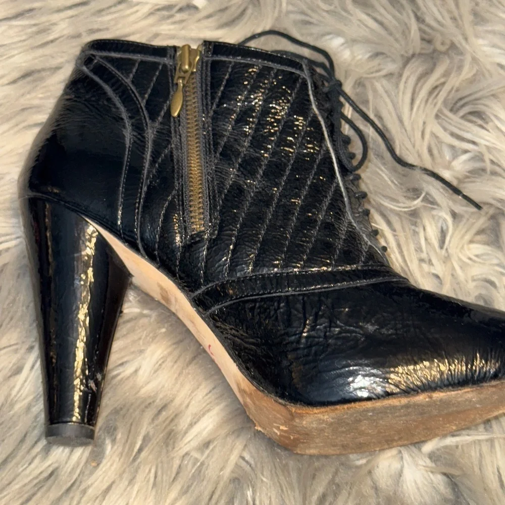 Cynthia Vincent Patent Leather Embossed Platform Heel Booties Size 7.5